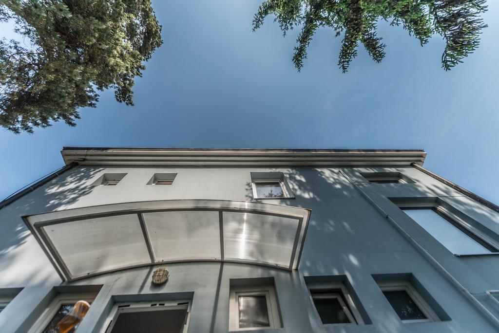 Caesar & Apartment *